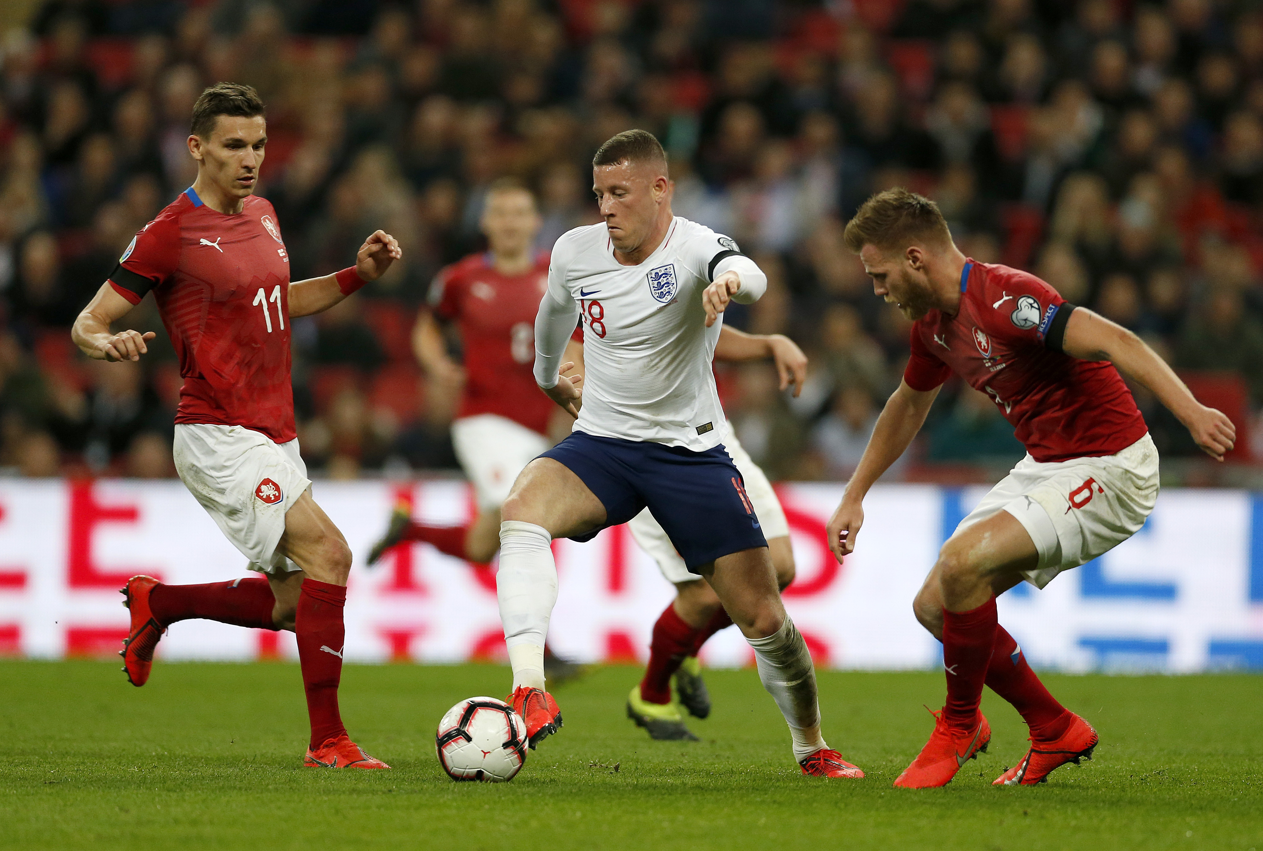 英格兰队在温布利战胜阿尔及利亚队，气势如虹