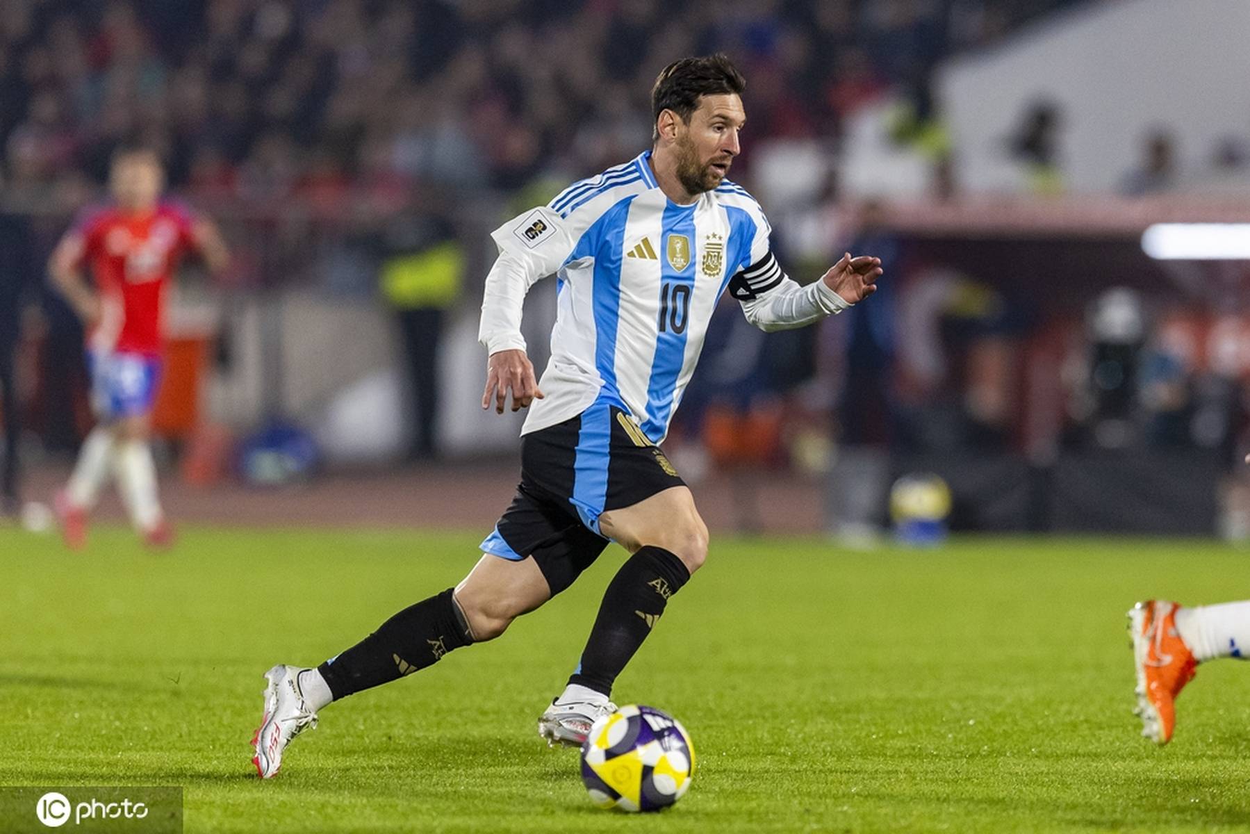 包含阿根廷球队表现出色，实力不可小觑，掌声雷动的词条